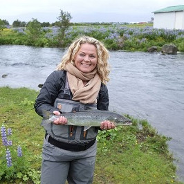 Anna Sif með fyrsta laxinn í Elliðaánum sumarið 2017. Mynd frá Vísi, Anton Brink.