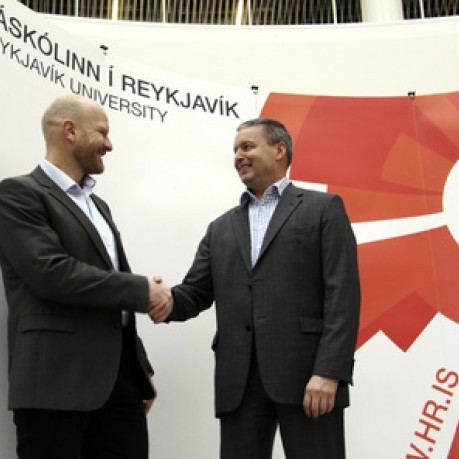 Samningur milli HR og FLE handsala