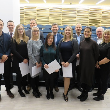 Fríður hópur ásamt ráðherra, formanni FLE og formanni Prófnefndar ER.