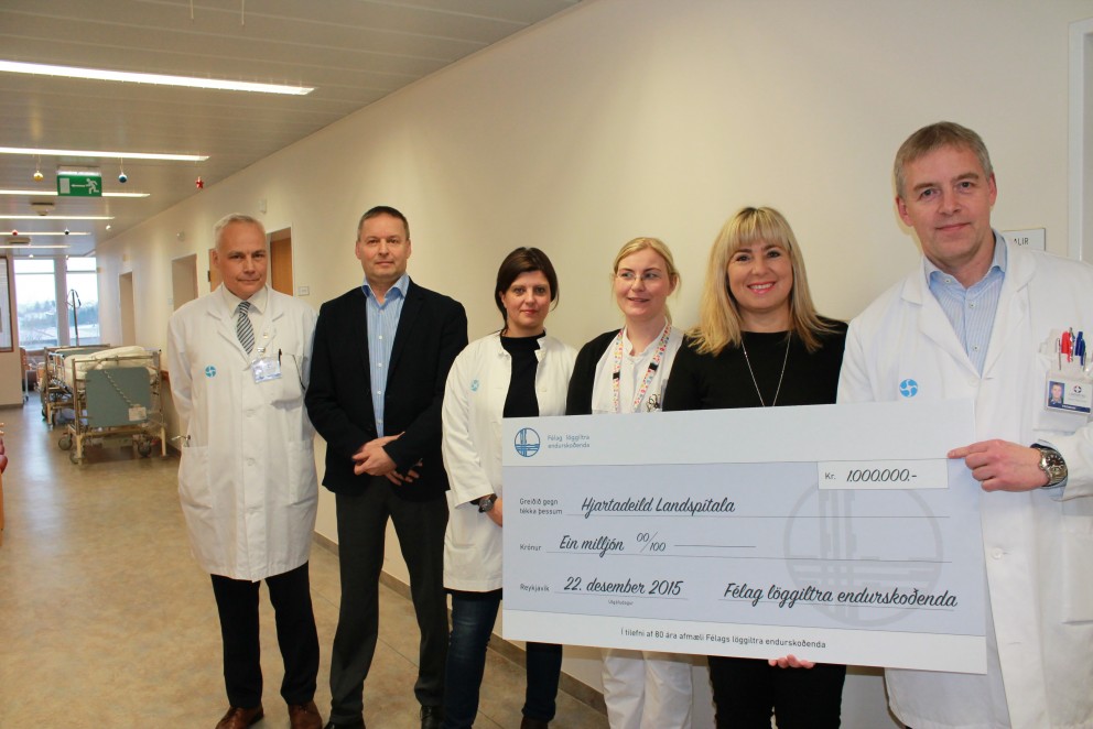 FLE færir hjartadeildum gjöf