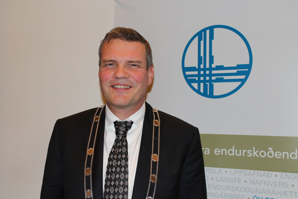 Hér er Ágúst nýtekinn við embætti formanns FLE með embættiskeðjuna góðu