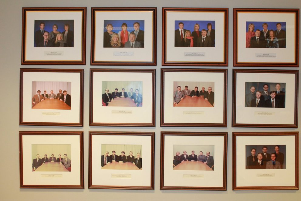 Í fundarherbergi FLE eru myndir af stjórnum fyrri ára(tuga).