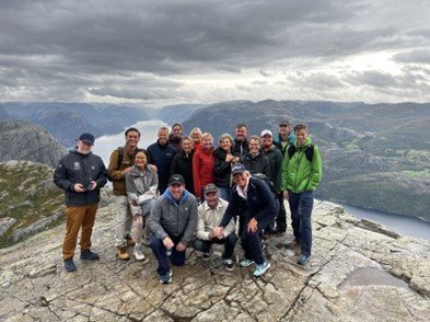 Nokkrir úr hópnum á mynd sem var tekin á toppi Preikostolen.