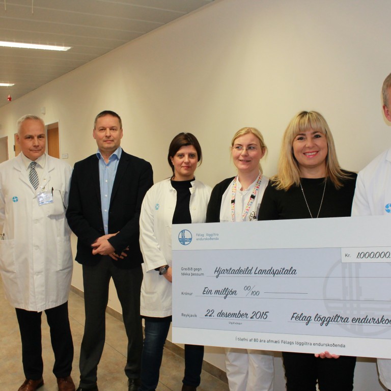 FLE færir hjartadeildum gjöf