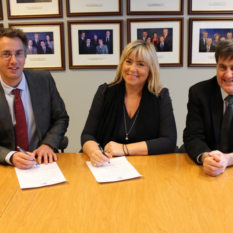 Formaður FLE, Margrét Pétursdóttir, Ásgeir B. Torfason og Sigurjón G. Geirsson undirrita samning um …