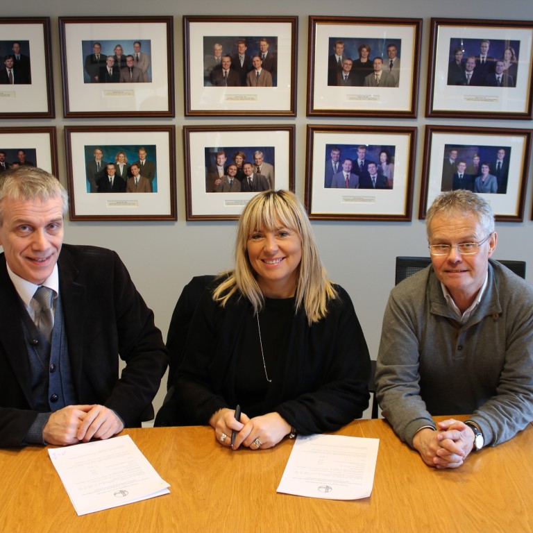 Margrét Pétursdóttir formaður FLE skrifar undir styrksamning með Einari Guðbjartssyni til vinstri og…