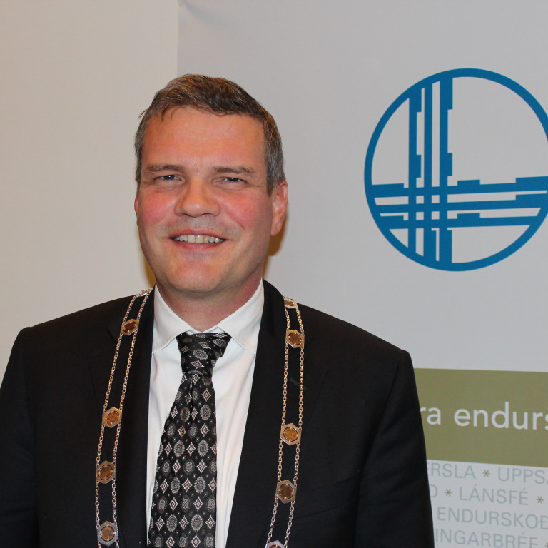 Hér er Ágúst nýtekinn við embætti formanns FLE með embættiskeðjuna góðu