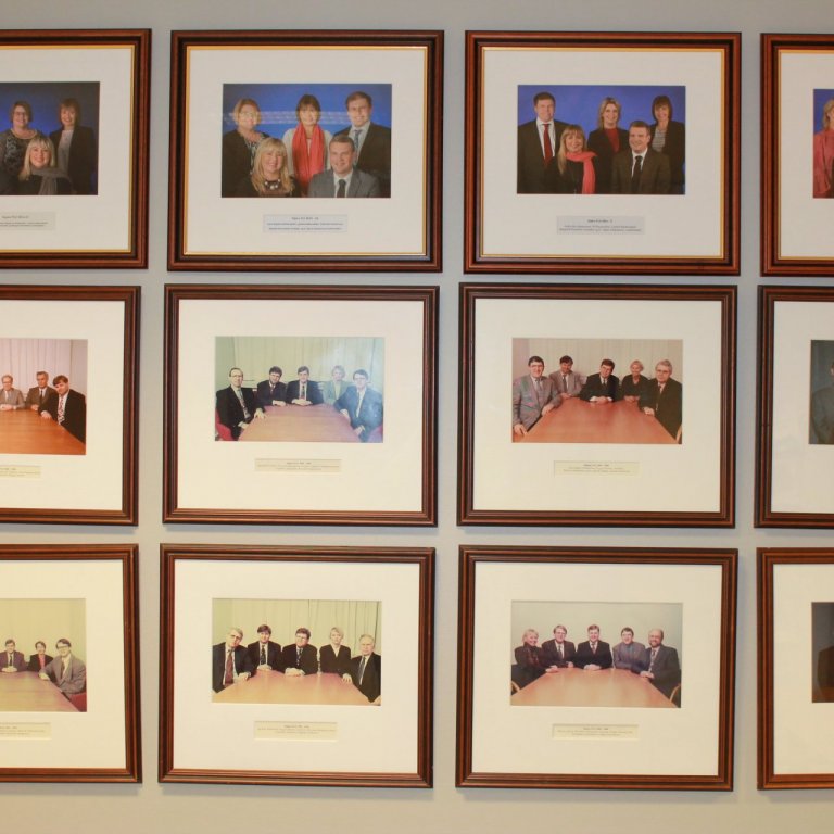 Í fundarherbergi FLE eru myndir af stjórnum fyrri ára(tuga).