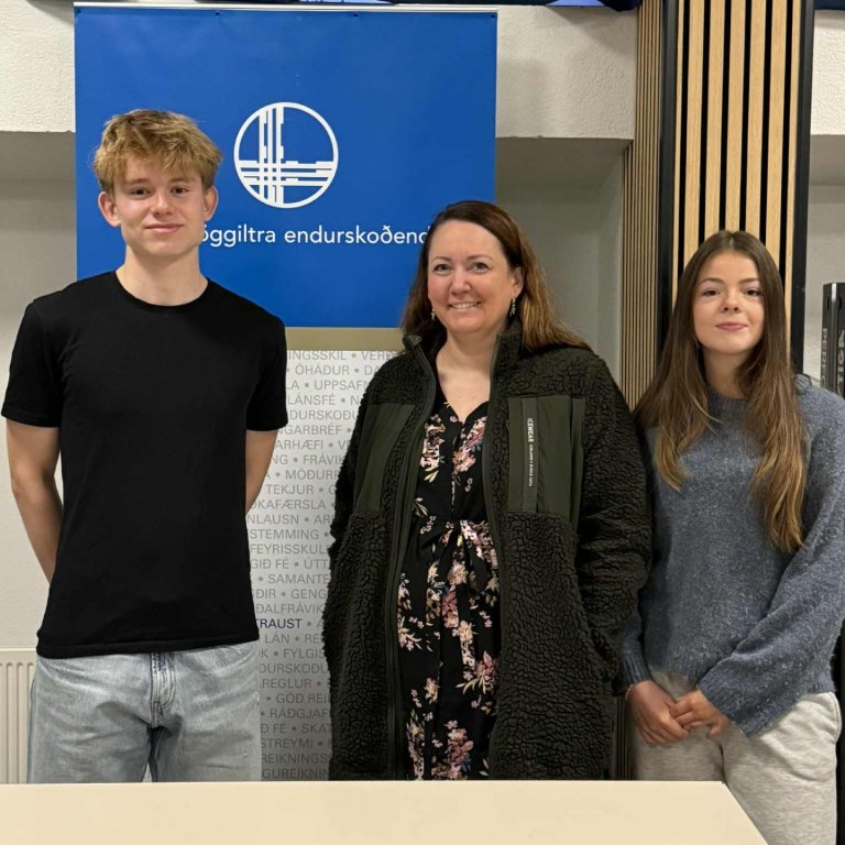 Amelía Björt Hjaltadóttir og Arnar Páll Unnarsson, nemendur í 10. bekk ásamt Elínu Hönnu stjórnarfor&hellip;